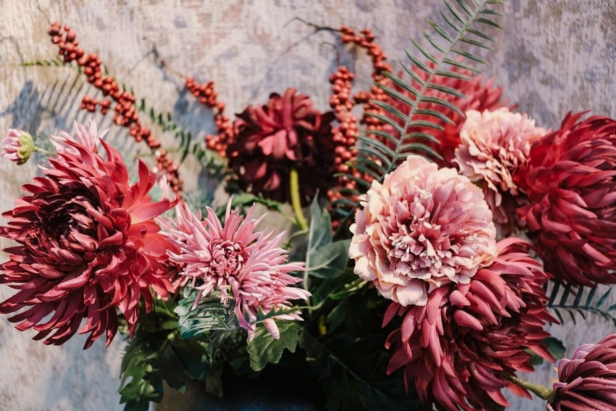 Offersvertex florists arranging fresh blooms